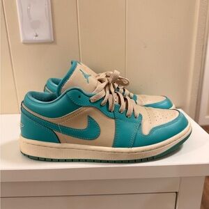 Jordan Men's Turquoise and Beige Sneakers